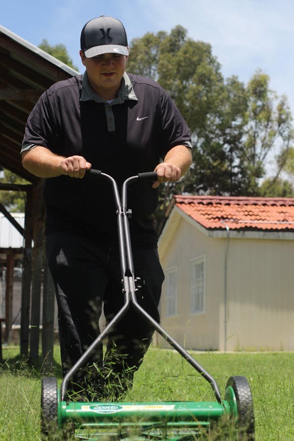 Les bienfaits du jardinage manuel : pourquoi passer à la tondeuse à main ?